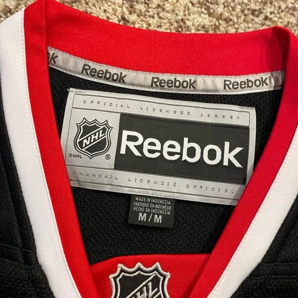 Chicago Blackhawks Alternate Jersey - Picture 2 of 3